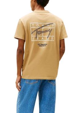 Camiseta Tommy Jeans Sign Spray bege para homem.