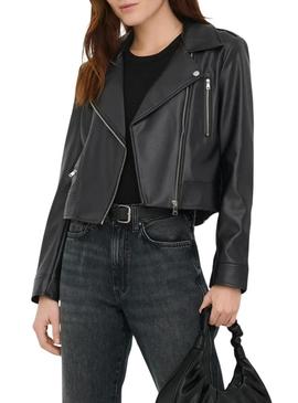 Jaqueta de moto Only Carmen preta para mulher.