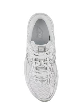 Sapatilhas New Balance GR740 branco e prata para mulher.