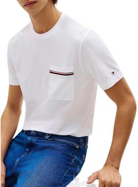 Camiseta com bolso Tommy Hilfiger branca para homem.