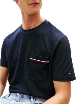 Camiseta com bolso Tommy Hilfiger azul marinho para homem.