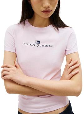 Camiseta Tommy Jeans Slim Logo rosa para mulher.