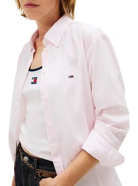 Camisa Tommy Jeans Poplin listrada rosa e branca para mulher.
