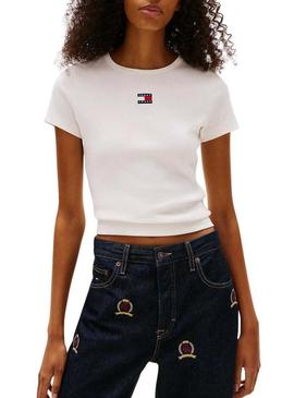 Camiseta Tommy Jeans Slim Badge branca para mulher.