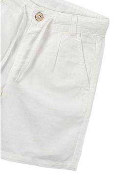 Bermuda Mayoral em linho branco com caimento relaxado para menino.