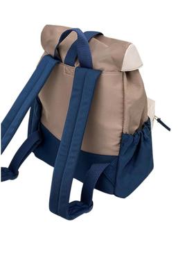 Mochila Mayoral com fecho de aba em tom tostado para menino e menina.