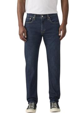 Calça jeans Levis 502 taper escura para homem.