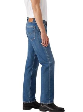 Calça jeans Levis 501 em denim médio para homem.