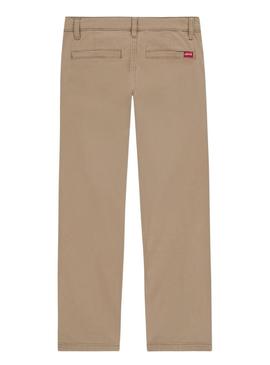 Calça chino Levis Relaxed Straight camel para menino.