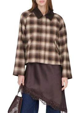 Jaqueta Only Kine xadrez marrom para mulher.