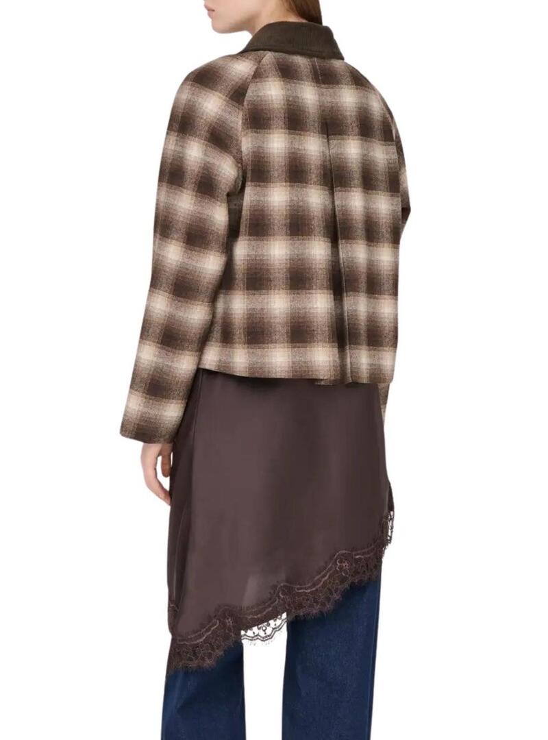 Jaqueta Only Kine xadrez marrom para mulher.