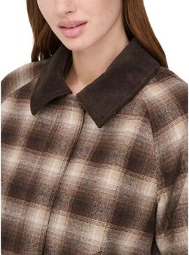 Jaqueta Only Kine xadrez marrom para mulher.
