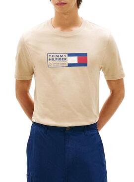 Camiseta Tommy Hilfiger Brand Love Box tostado para homem.