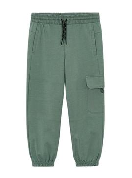 Calça Mayoral verde com bolsos para menino.