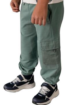 Calça Mayoral verde com bolsos para menino.
