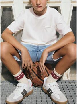 Camiseta Mayoral branca com bolso para menino.