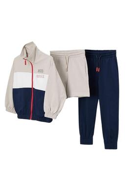 Conjunto de Mayoral bege e azul marinho para menino.