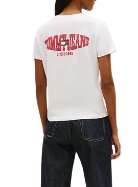 Camiseta Tommy Jeans Wavy Flag branca para mulher.