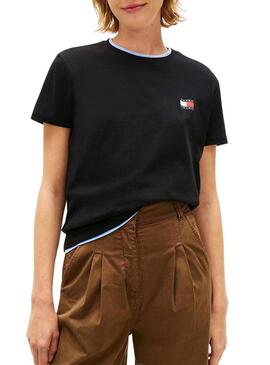 Camiseta Tommy Jeans Wavy Flag preta para mulher.