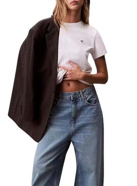 Camiseta Calvin Klein Jeans Monogram branca para mulher.
