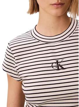 Camiseta Calvin Klein Jeans listrada preta e branca para mulher.