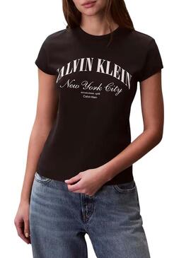 Camiseta Calvin Klein Jeans Graphic Logo preto para mulher