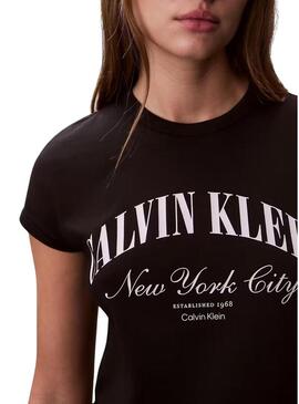 Camiseta Calvin Klein Jeans Graphic Logo preto para mulher