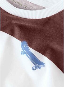 Camiseta Name It listrada marrom e branco com skate para menino.