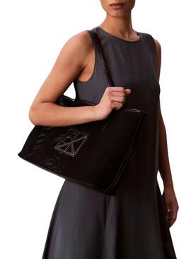 Bolsa Calvin Klein Jeans Emblem em malha preta para mulher.