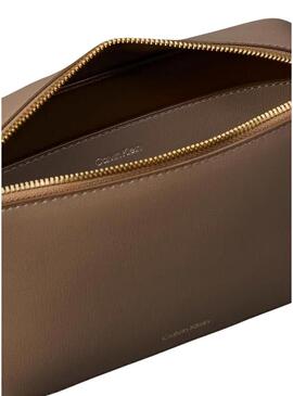 Bolsa Calvin Klein Jeans Foil Logo café para mulher.