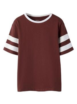 Camisa Name It Thomas estilo faculdade marrom para menino.