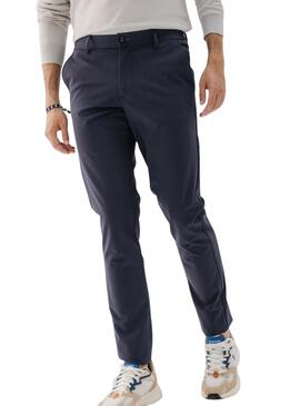 Calça técnica ultraleve azul marinho para homem.