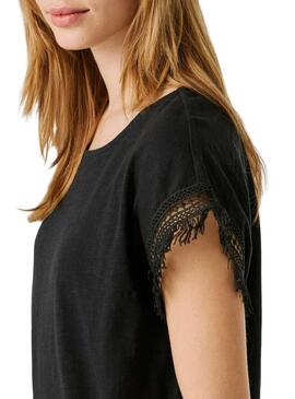 Camiseta Pepe Jeans Nain preta para mulher.