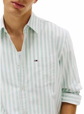 Camisa Tommy Jeans listrada em verde e branco para homem.