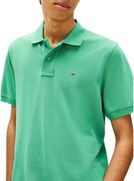 Camisa polo Tommy Jeans Essential verde para homem.