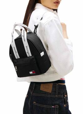 Mochila Tommy Jeans Essential mini preta para mulher.