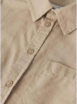 Camisa Name It Filip camelo para menino.