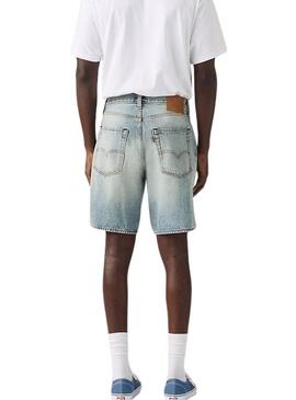 Bermuda jeans Levis 468 Loose azul claro para homem.