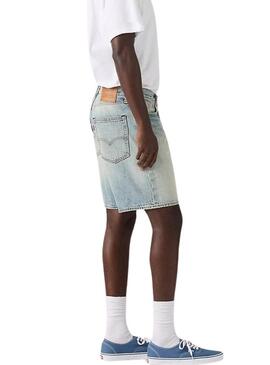 Bermuda jeans Levis 468 Loose azul claro para homem.