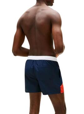 Calção Tommy Jeans tricolor azul, vermelho e branco para homem.