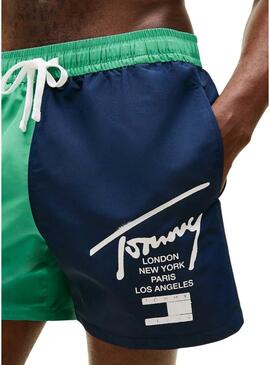 Calção Tommy Jeans bicolor azul e verde para homem.