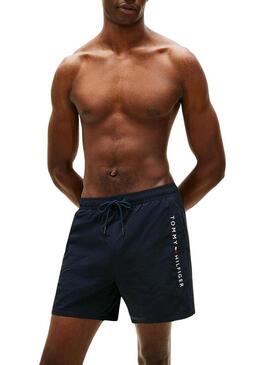 Fato de banho Tommy Hilfiger com logo azul marinho para homem.
