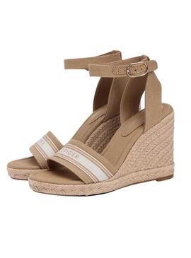 Alpargatas Tommy Hilfiger Webbing tostado com salto alto para mulher.