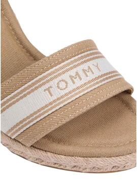 Alpargatas Tommy Hilfiger Webbing tostado com salto alto para mulher.