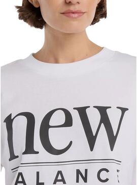 Camiseta New Balance oversize branca para mulher.
