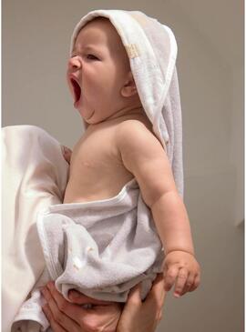 Roupa de banho Mayoral com capuz e estampa de patinhos cinza pérola para bebê.