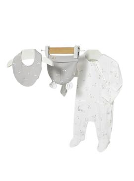Conjunto Mayoral recém-nascido com macacão branco, babador e gorro bege para bebê.