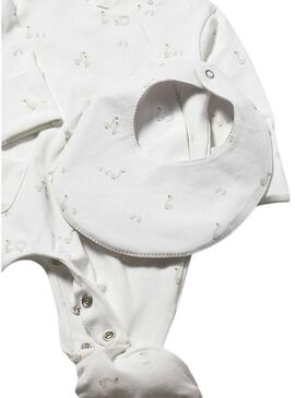Conjunto Mayoral recém-nascido com macacão branco, babador e gorro bege para bebê.