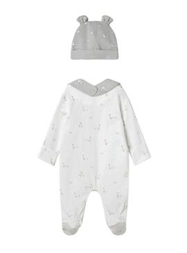 Conjunto Mayoral recém-nascido com macacão branco, babador e gorro bege para bebê.