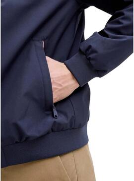 Jaqueta bomber azul da marca Jack and Jones para homem.